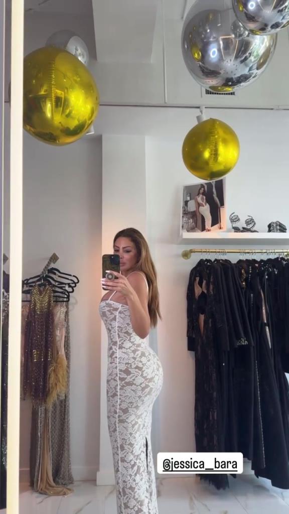 徐娘半老！皮蓬前妻穿吊帶裙自拍，這身材也太炸裂了！