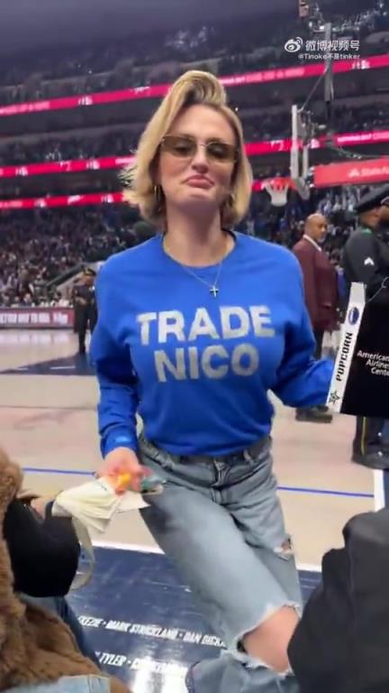 主場(chǎng)不準(zhǔn)球迷打印“解雇Nico”標(biāo)語(yǔ)，女球迷就出此下策