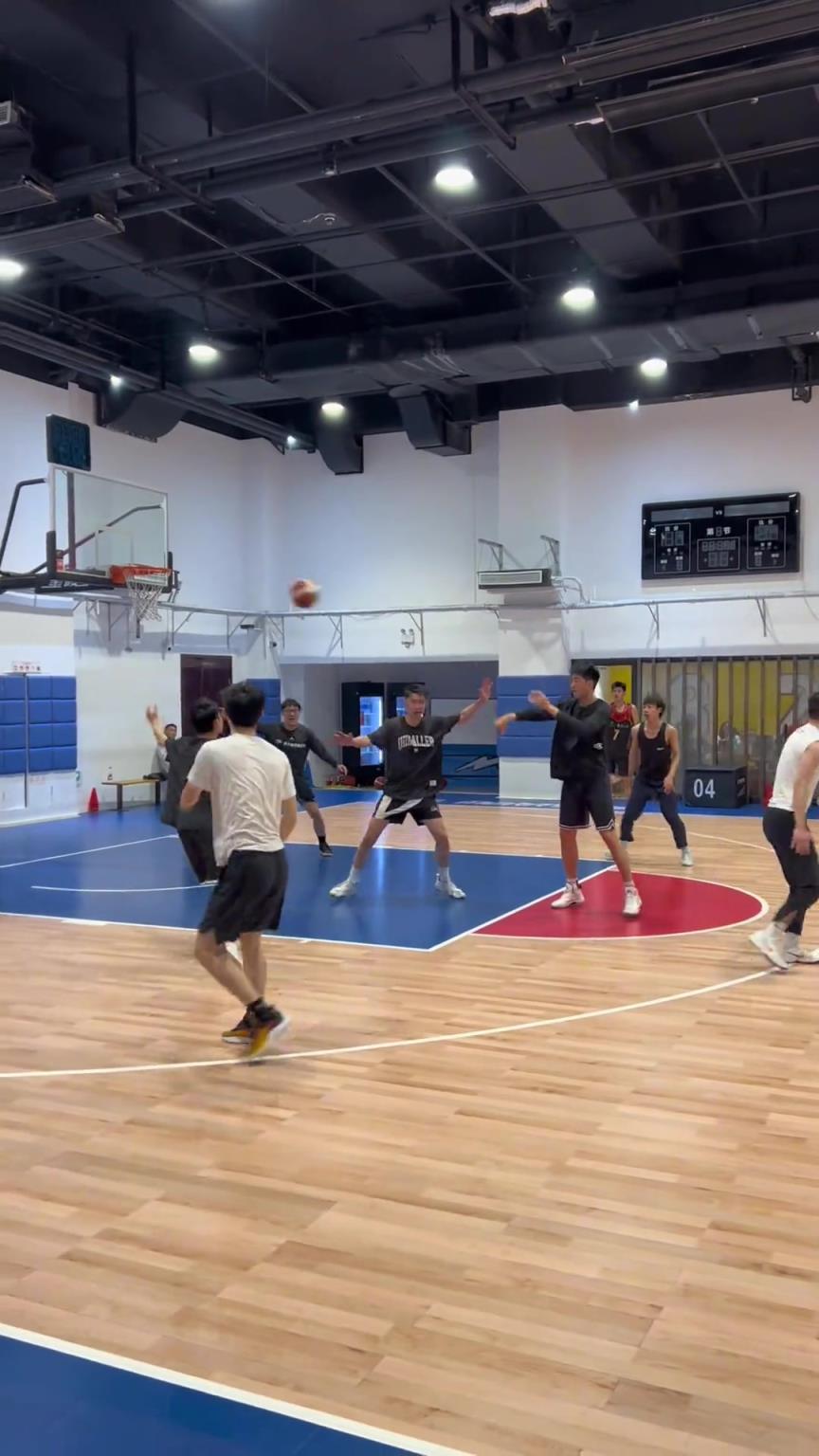 對(duì)手回家后：老婆，我今天在野球場(chǎng)匹配到巔峰馬刺隊(duì)了！