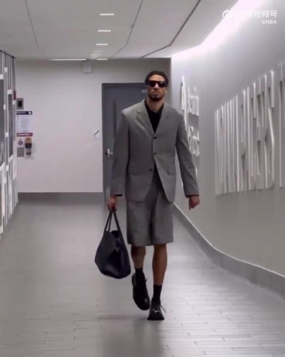 時(shí)尚潮男！哈利今日一身灰西裝短褲墨鏡搭配入場(chǎng) 腿真細(xì)！