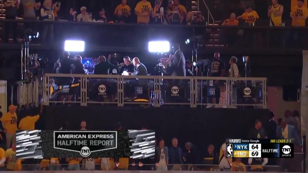 ??？轉(zhuǎn)播鏡頭給到解說看臺，奧尼爾居然抱著一個人在彎舉