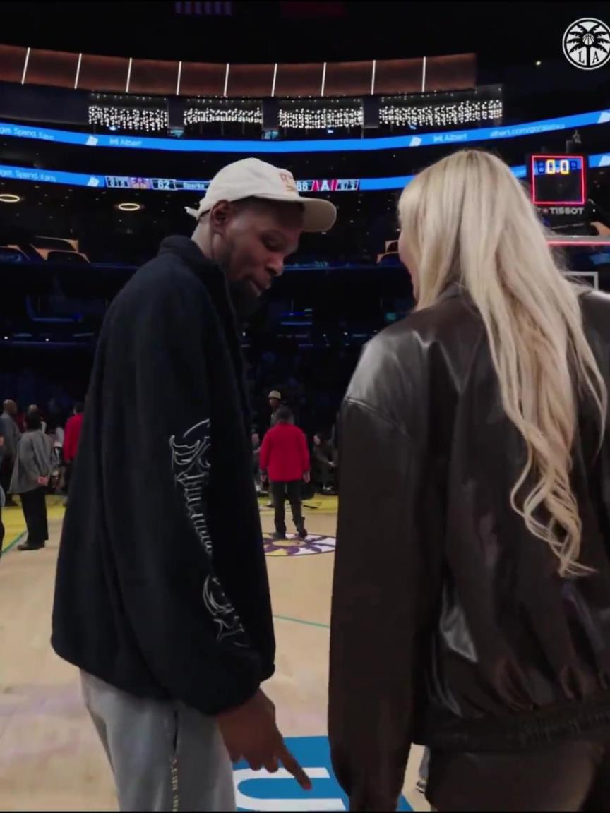 小帥這氣質(zhì)！杜蘭特與庫(kù)里教妹布林克擁抱，眼睛好像一直偷瞟布林克大長(zhǎng)腿