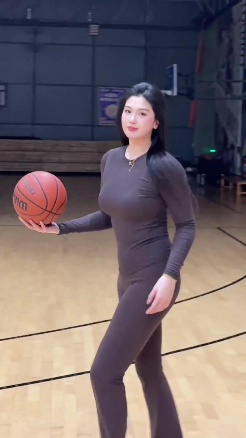 低配版卡戴珊！野球場肘姐這身材，懂的吧友都懂！