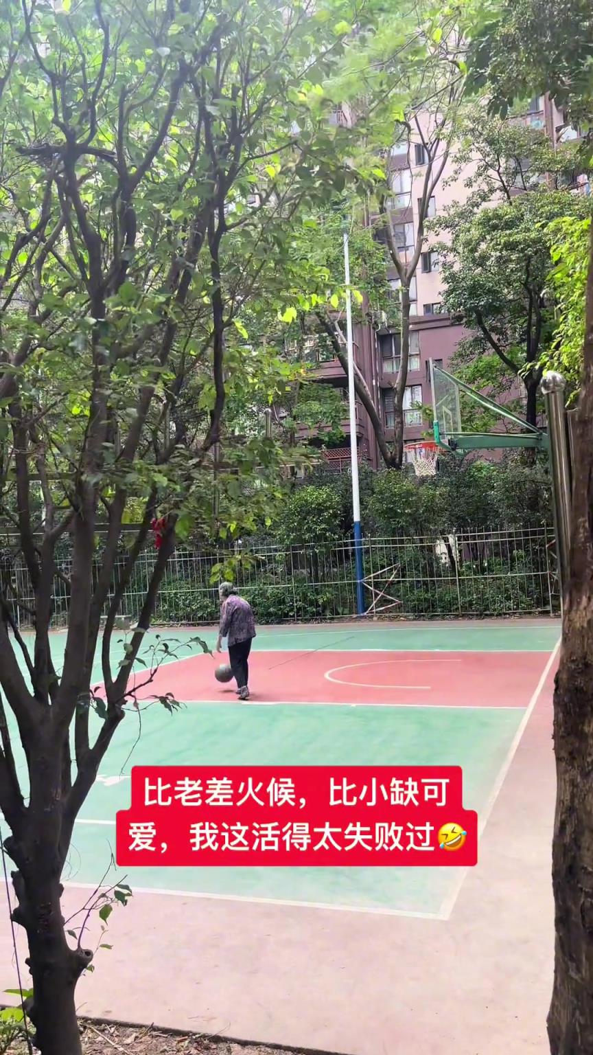 這阿婆單手一投一個準(zhǔn)，姜還是老的辣