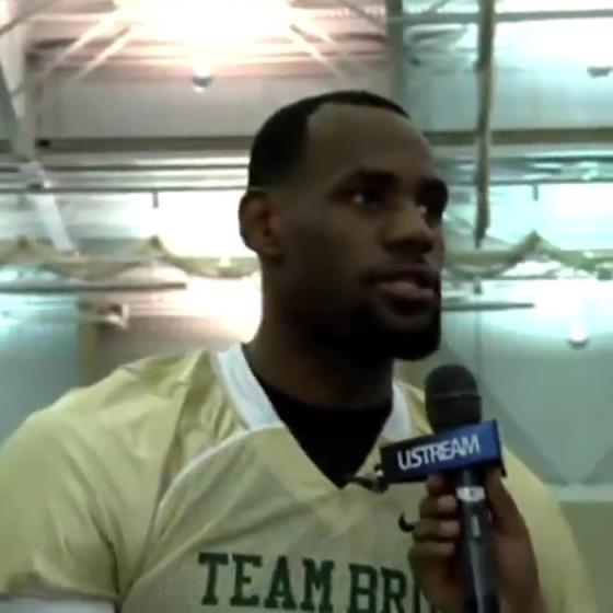 哥兩個還會這個?。?1年NBA停擺期間老詹和阿杜組隊玩橄欖球