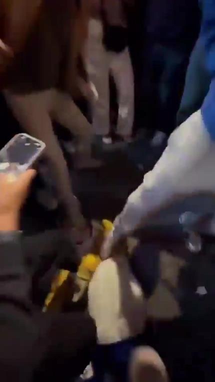 驚！尼克斯大勝步行者后，哈利伯頓遭主場球迷群毆