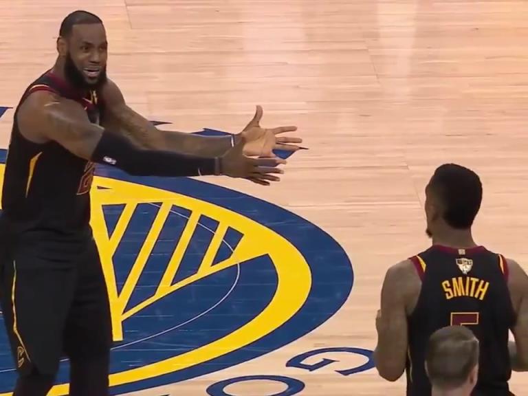 名場面！JR搶下關(guān)鍵籃板沒看表，老詹質(zhì)問JR為何傳球