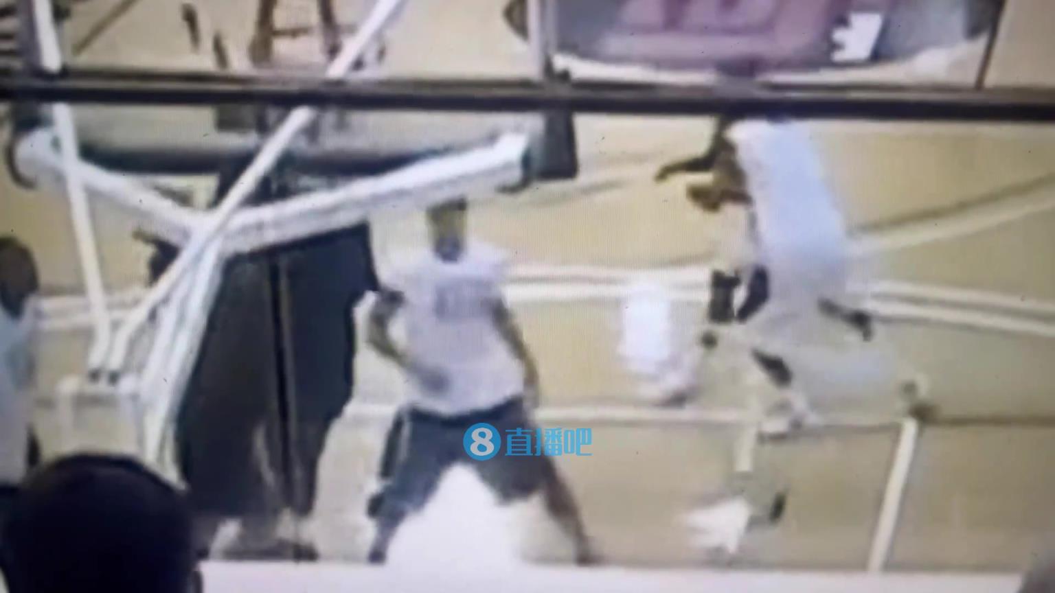 引熱議！美媒翻舊賬：當(dāng)年詹姆斯被大學(xué)生隔扣，耐克沒收了錄像帶