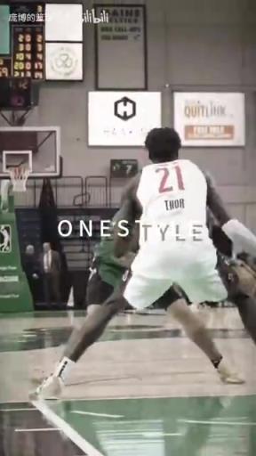 正統(tǒng)美式后衛(wèi)！JD戴維森炒菜后低手合球，對(duì)抗上籃打進(jìn)！