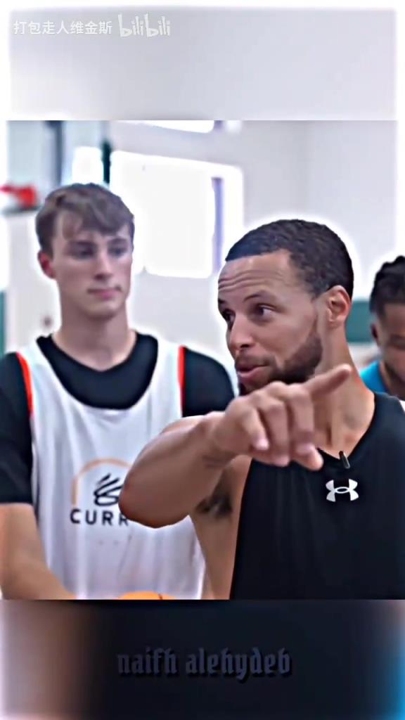 庫里：其實(shí)這個(gè)暴扣是我教的！當(dāng)弗拉格出現(xiàn)在庫里的訓(xùn)練營！