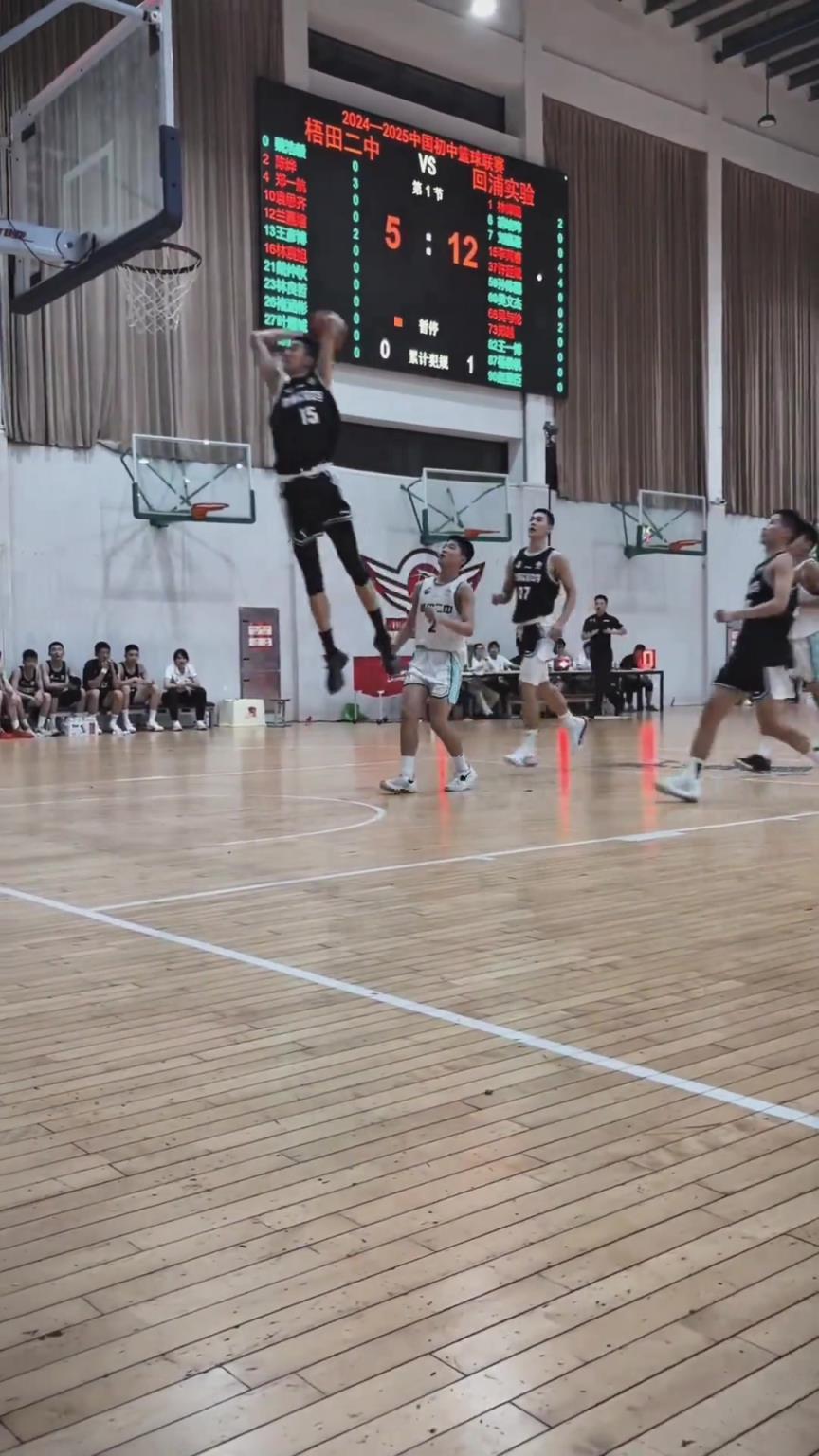 起來就扣?。‖F(xiàn)在的初中生都這么打球的嗎