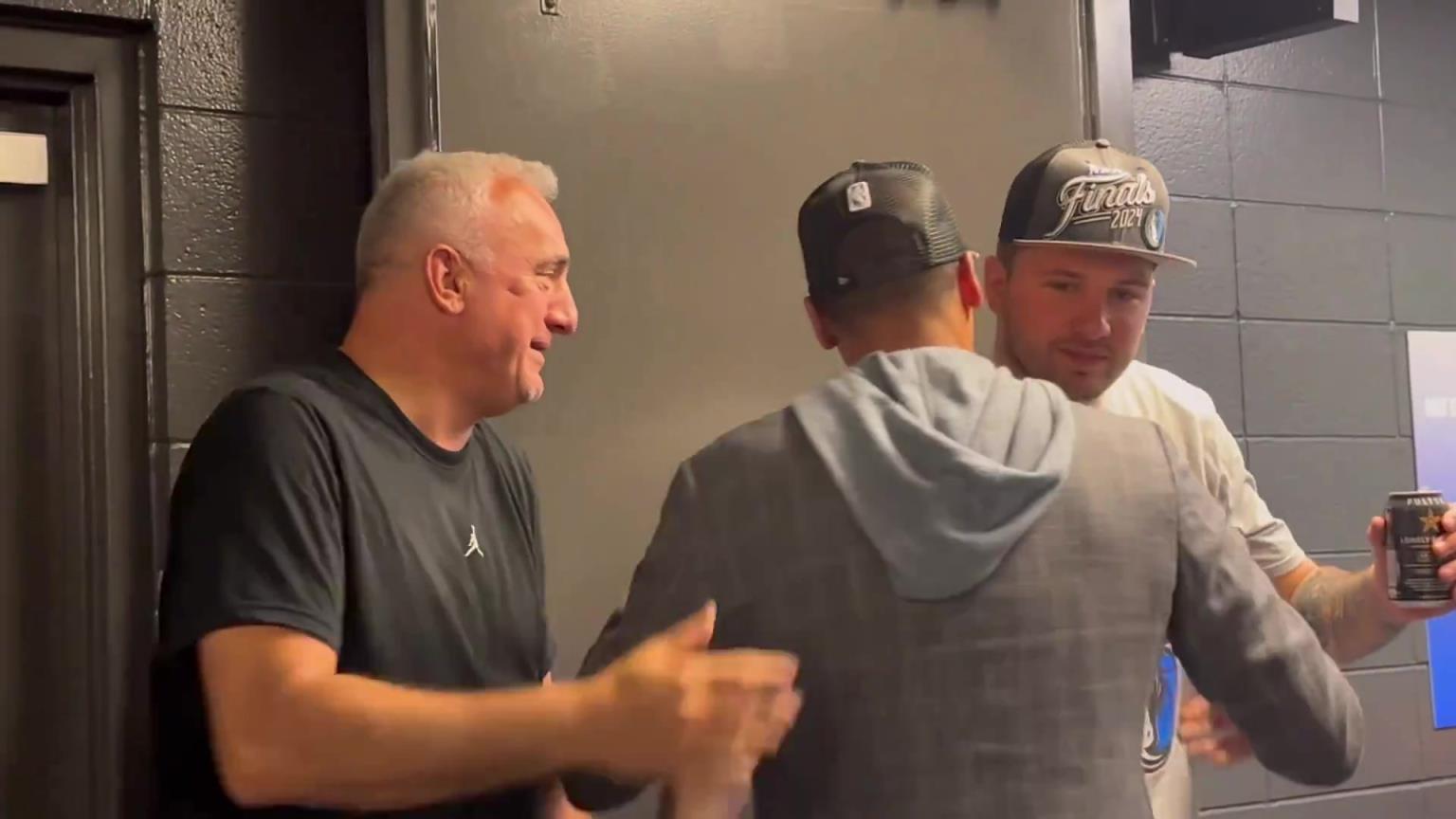 去年的今天，東契奇率隊(duì)殺入總決賽，賽后喝啤酒被芬利沒收