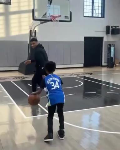 交易價(jià)值急劇下降！字母哥和小球迷單挑被當(dāng)面絕殺