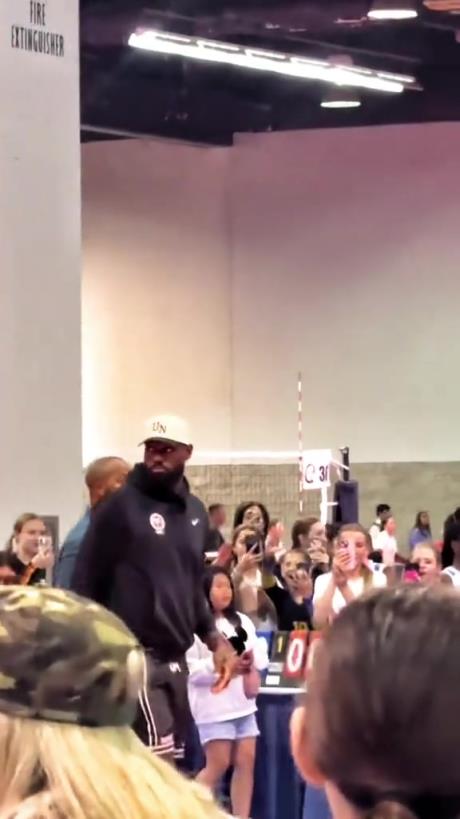 什么是巨星??！詹姆斯現(xiàn)身排球場被小球迷包圍 這就是行走的流量