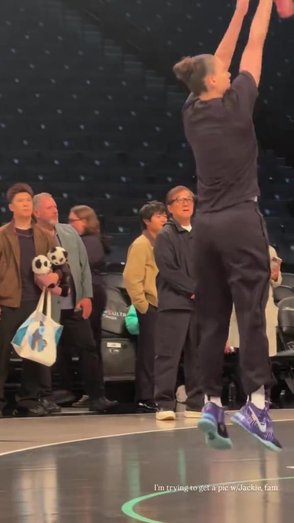 71歲成龍現(xiàn)身巴克萊中心看女籃比賽：她們投籃怎么那么準(zhǔn)?。?！